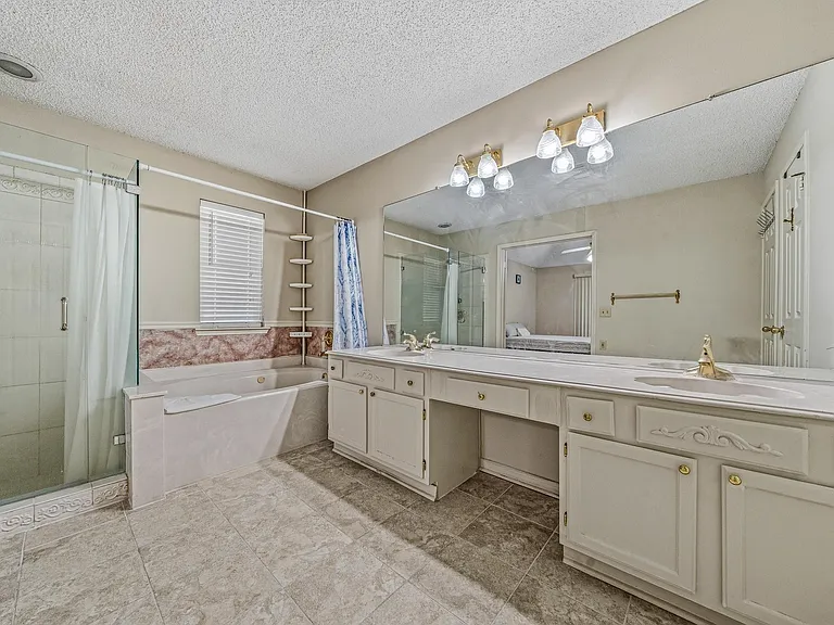 9915 Villa Verde Dr — Photo 19