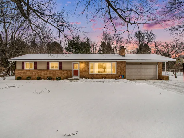 9180 Courtland Dr NE, Rockford, MI 49341