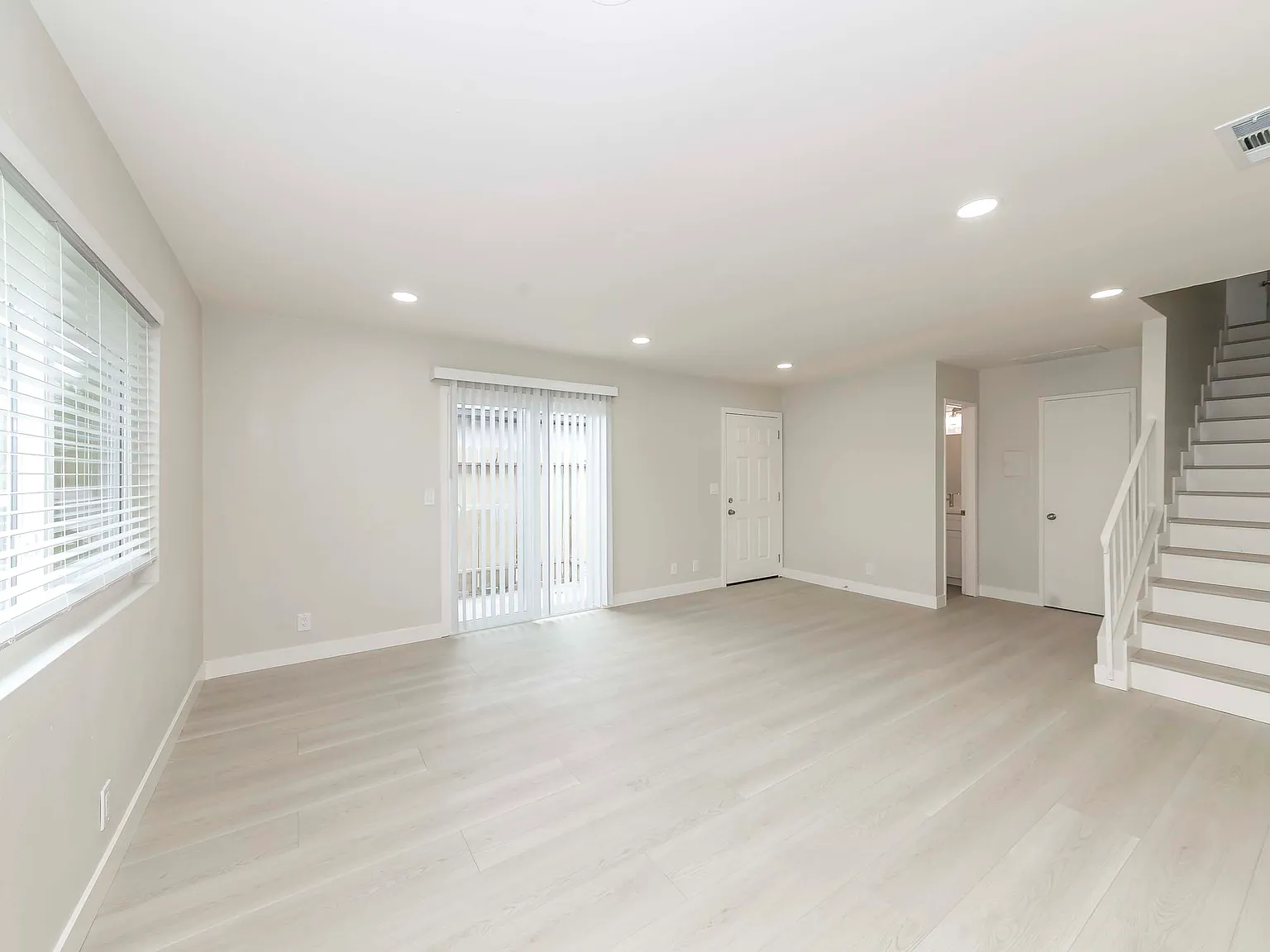 2 bed, 1.5 bath, 1000 sqft, $3,000 — Photo 2