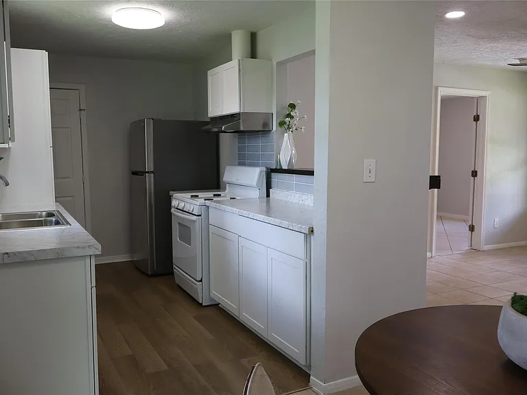 302 Delta St — Photo 5