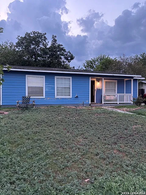 3 bed, 1.0 bath, 1204 sqft, $1,400 — Photo 2