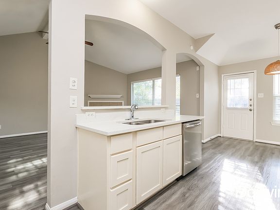 4th image of 4002 Old Pine Grove Dr