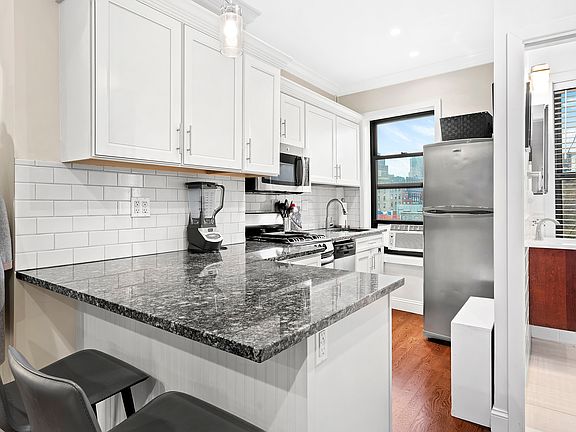 3rd image of 805 Washington St #4