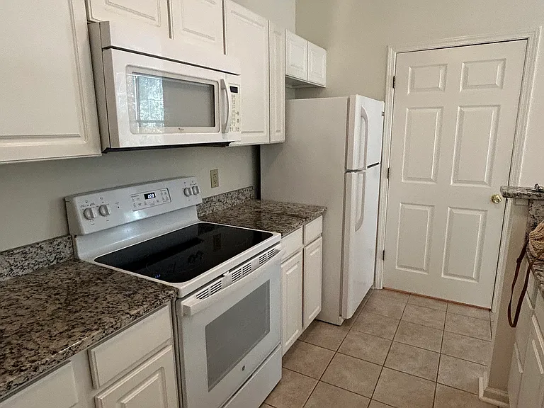 1600 Long Grove Dr #422 — Photo 4