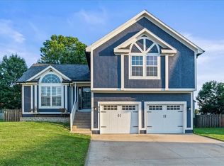 936 SE 14th Ter, Lees Summit, MO 64081