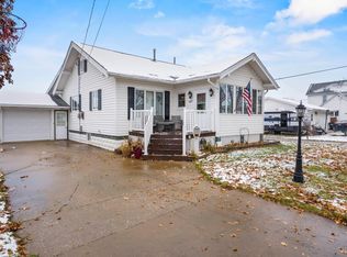 407 W 10th St, Vinton, IA 52349