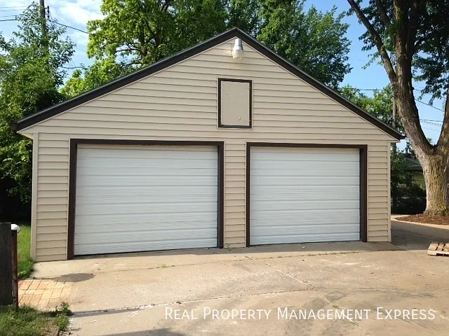 2905 E 19th St — Photo 16