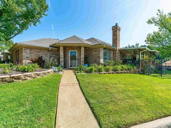 25 Woodland Dr, Longview, TX 75605