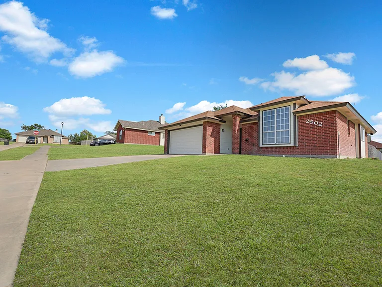 2502 Eastwood Dr — Photo 3