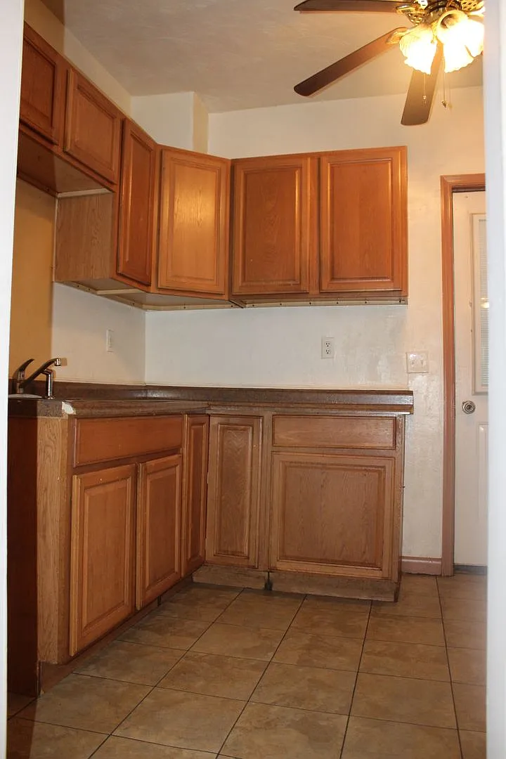 3 Bedroom Rowhome in North York — Photo 2