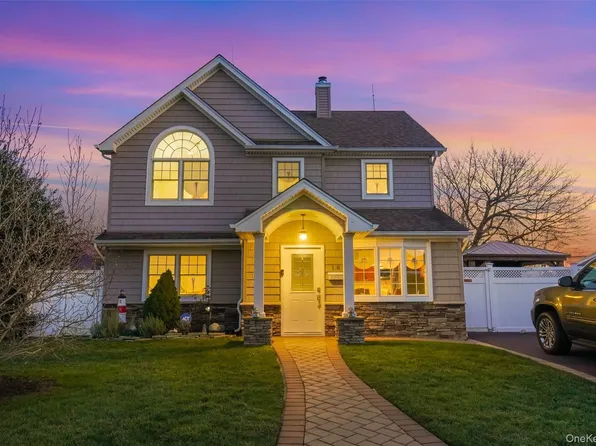 18 Plow Ln, Levittown, NY 11756