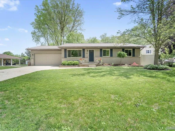 422 Robert Ct, Auburn Hills, MI 48326