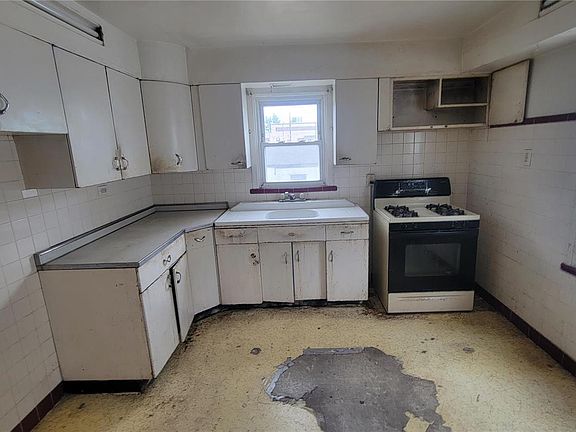 4th image of 2134 Esther Ave