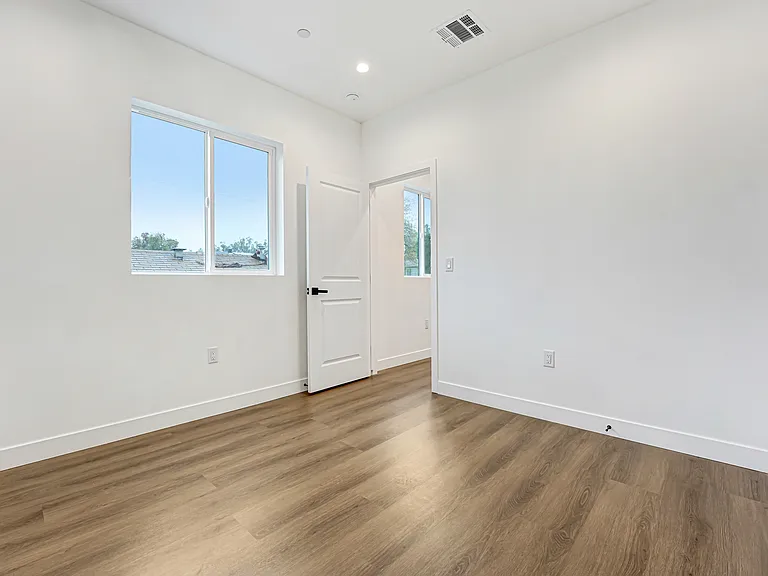 5346-5350 Oakland St — Photo 13