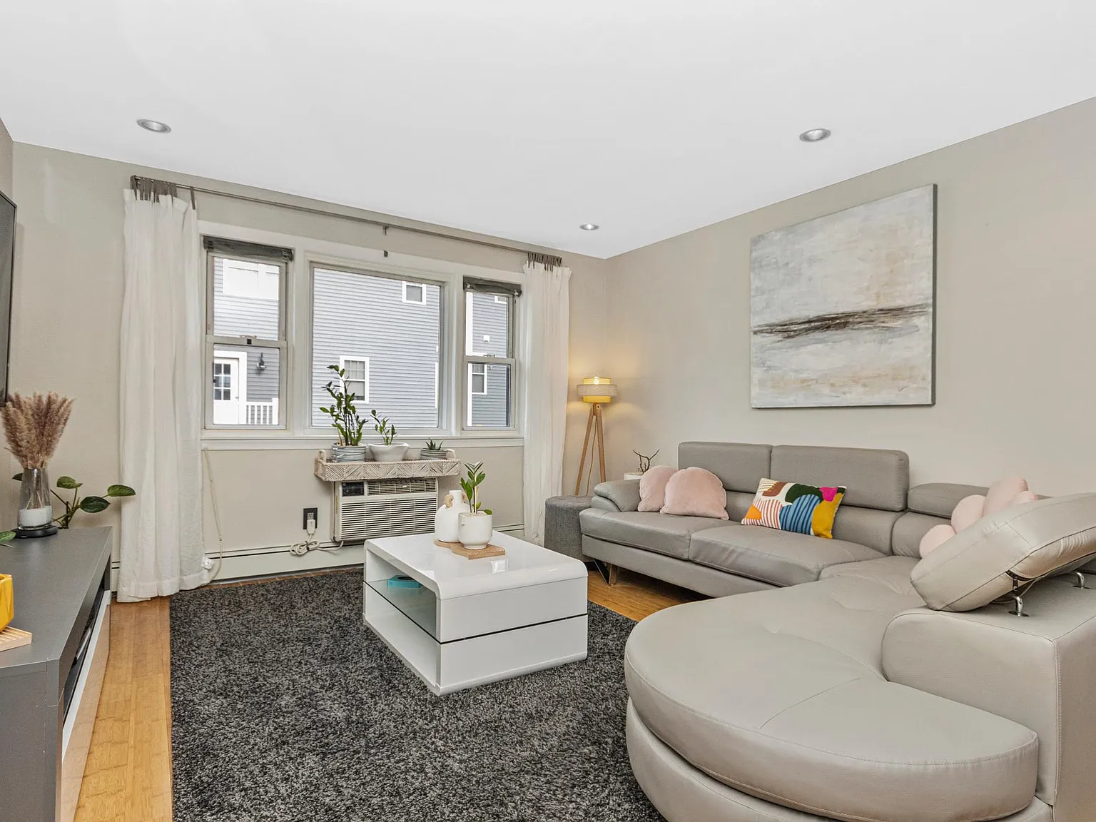 2 bed, 630 sqft, $2,400 — Photo 2