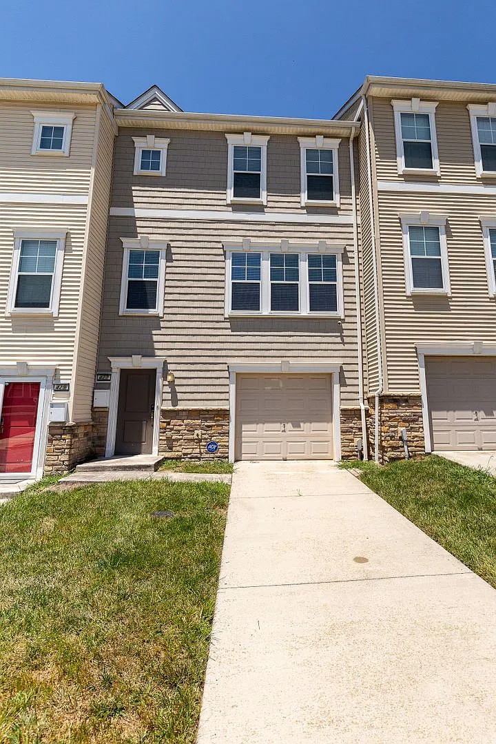Luxurious 3 Bedroom plus Den Available in Congress Heights — Photo 1