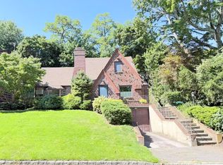 11 W Terrace Rd, Great Neck, NY 11021