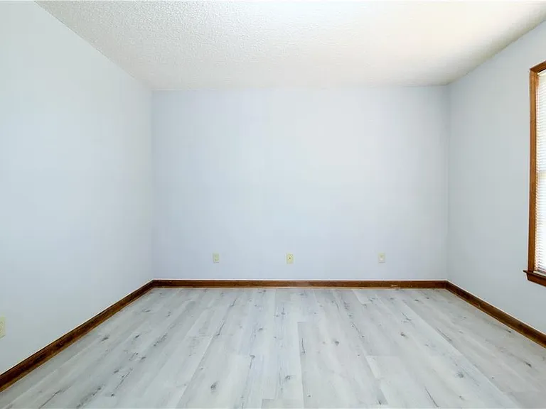 585 Wayside Dr — Photo 11
