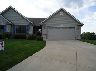 814 Hartz Ct, Le Claire, IA 52753