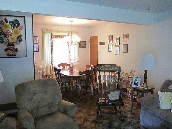 2nd image of 1725 Oakwood Ln