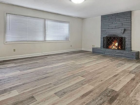 3rd image of 1105 N Main St