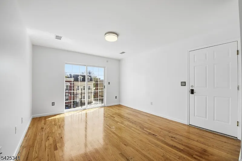 3 bed, 2.0 bath, $2,400 — Photo 3