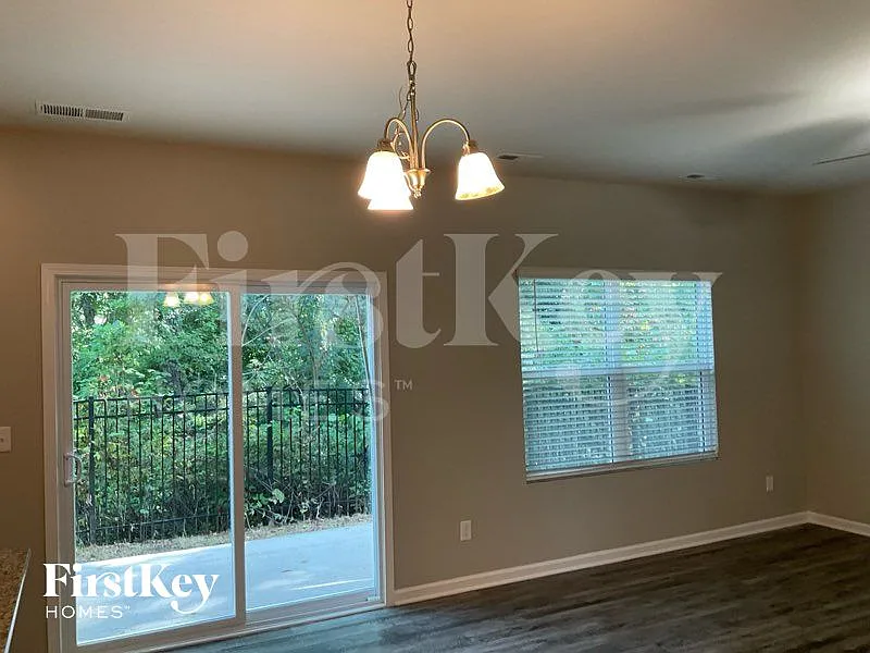 4 bed, 2.5 bath, 1841 sqft, $2,580 — Photo 2