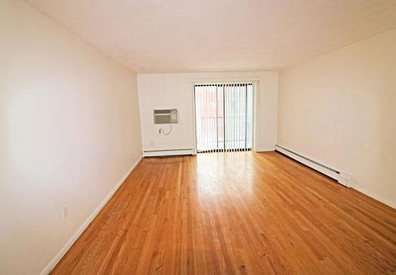 4th image of 1000 Governors Dr APT 28