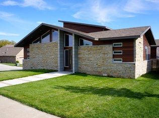 2901 S Ranch Dr, Springfield, MO 65809