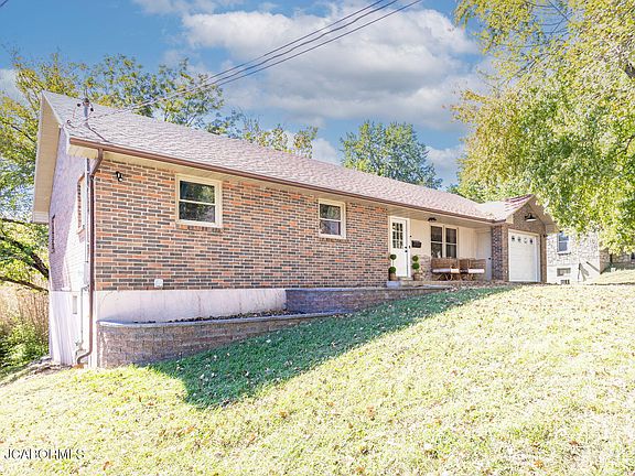 3rd image of 1911 N Circle Dr