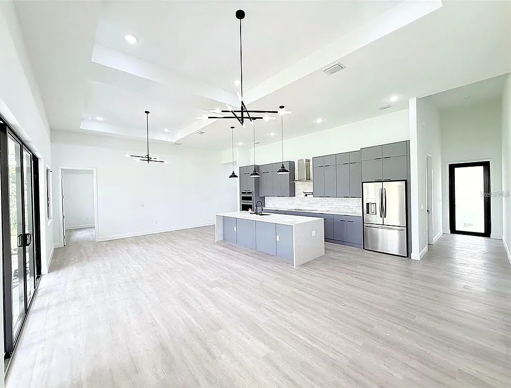 4 bed, 3.0 bath, 2158 sqft, $2,400 — Photo 4