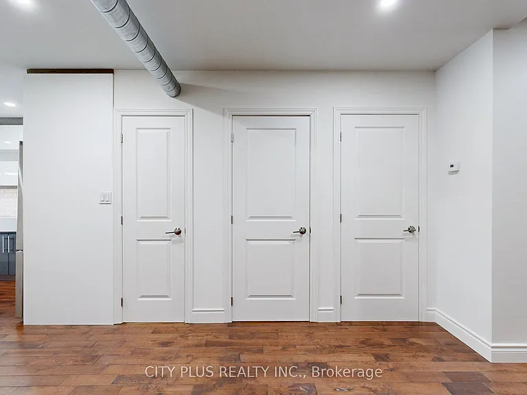 704 Bloor St W — Photo 14