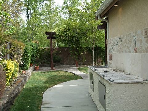 3rd image of 15 Lily Ct