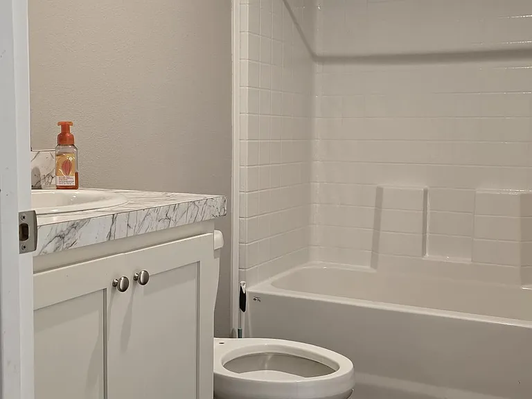1270 E Lakeshore Dr W — Photo 15