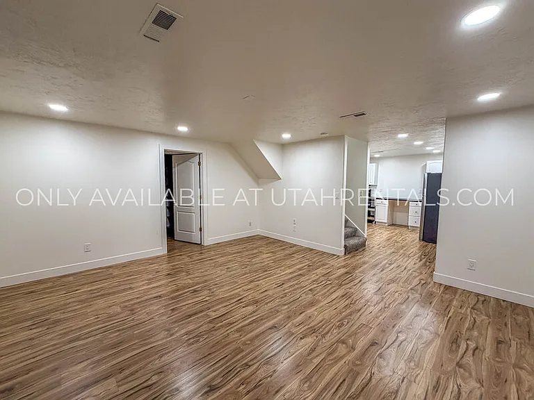 960 N Eastview Dr — Photo 48
