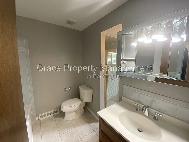 10870 Stuart Cir — Photo 14