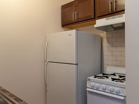 3rd image of 4241 N Kenmore Ave #501