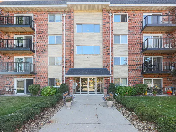 100 W Park Circle Dr APT 4D, Wheaton, IL 60187