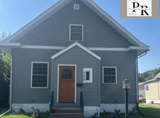 720 Park Pl, Clinton, IA 52732