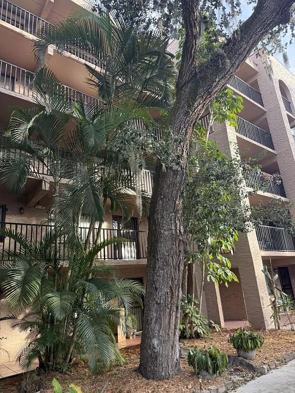 1540 Riverside Dr — Photo 3