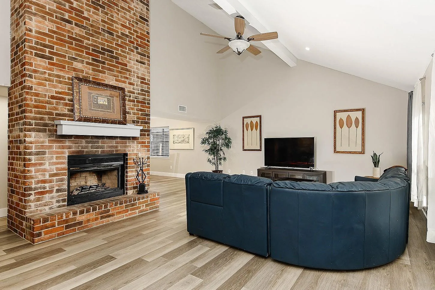 3 bed, 2.5 bath, 1964 sqft, $3,300 — Photo 3