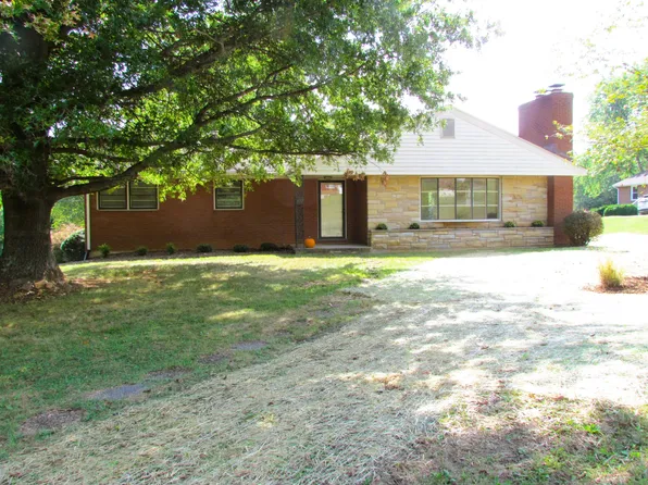 1072 Mineral Springs Dr, Vinton, VA 24179