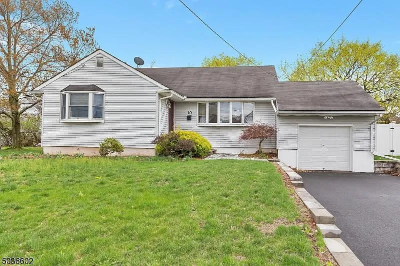 10 Briarwood Dr photo 1