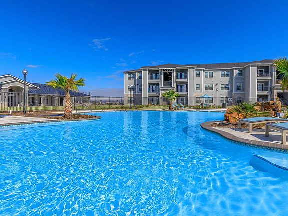 BEAUTIFUL RESORT-STYLE POOL