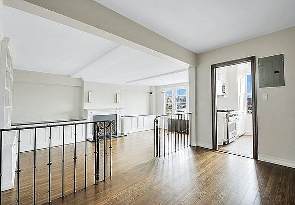 5th image of 302 W 12th St APT 10F