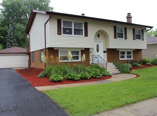 10 Joyce Ln, Streamwood, IL 60107