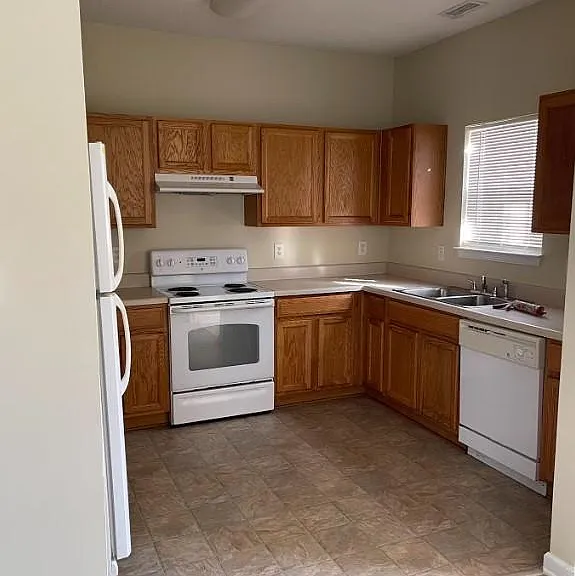 3131 Manhasset Ln — Photo 5