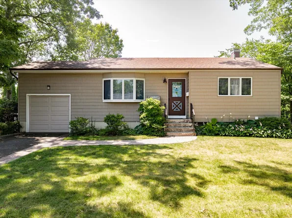 12 46th Street, Islip, NY 11751