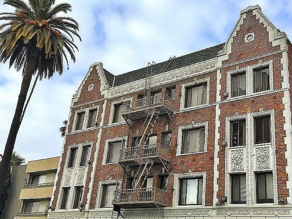 Serrano Club Apartments