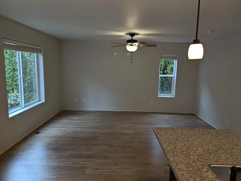 409 Madrona Ave SE — Photo 3